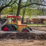 Spielplatz mit Klettertraktor