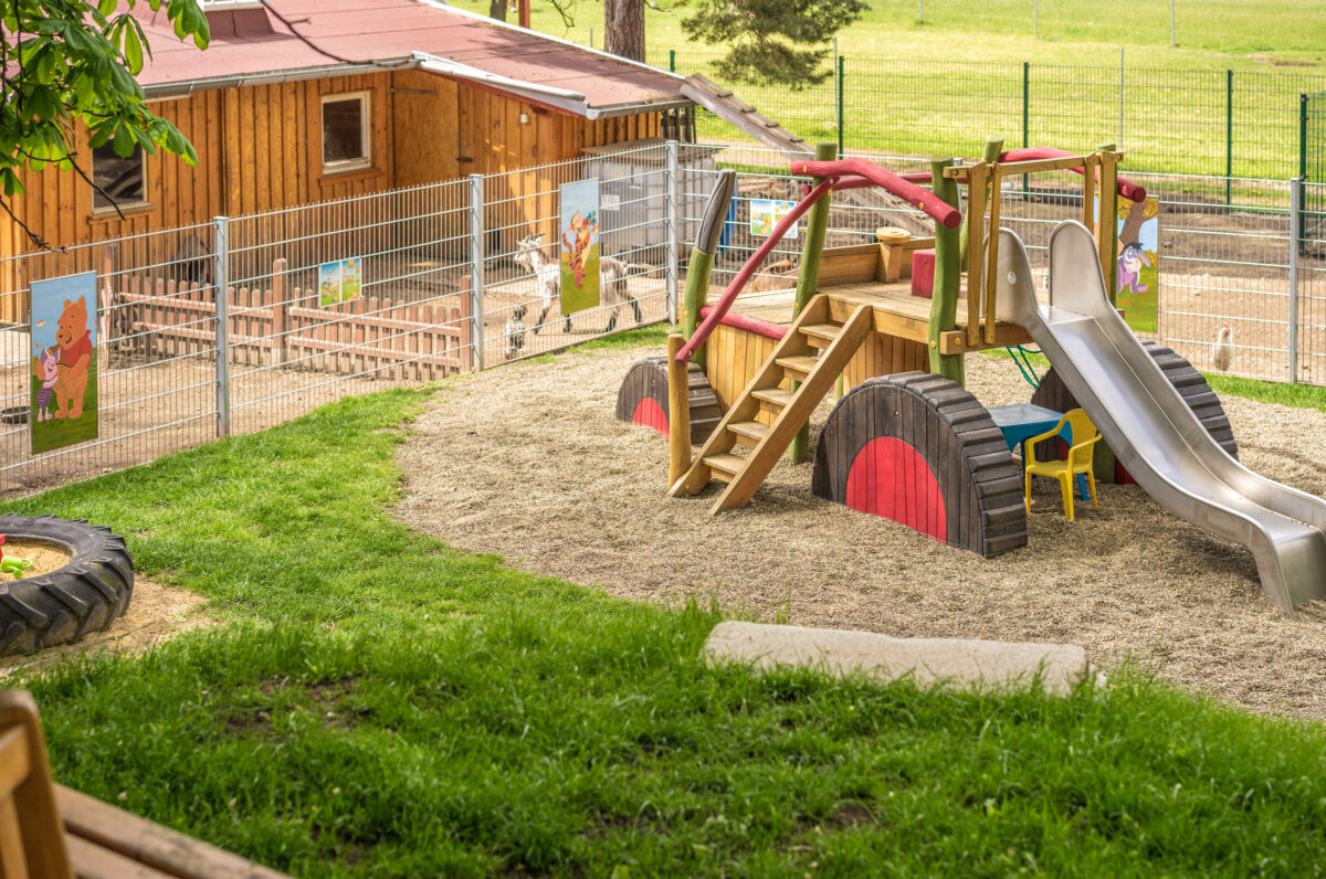 Spielplatz Rutsche und Holzhütte im Freien