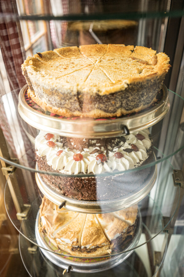 Torten & Kuchen in einer Vitrine gestapelt